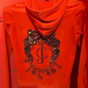 Juicy couture zip up, never really worn is brand new it just doesn’t fit my arms